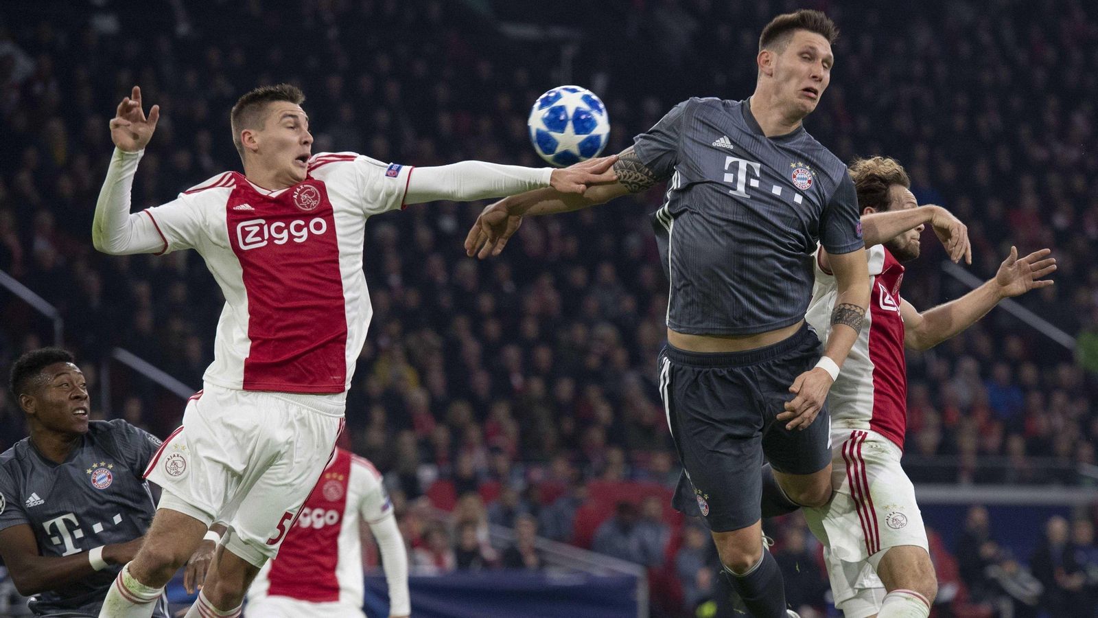 Wöber salta con Süle en el Ajax-Bayern de la Champions. Wöber salta con Süle en el Ajax-Bayern de la Champions.