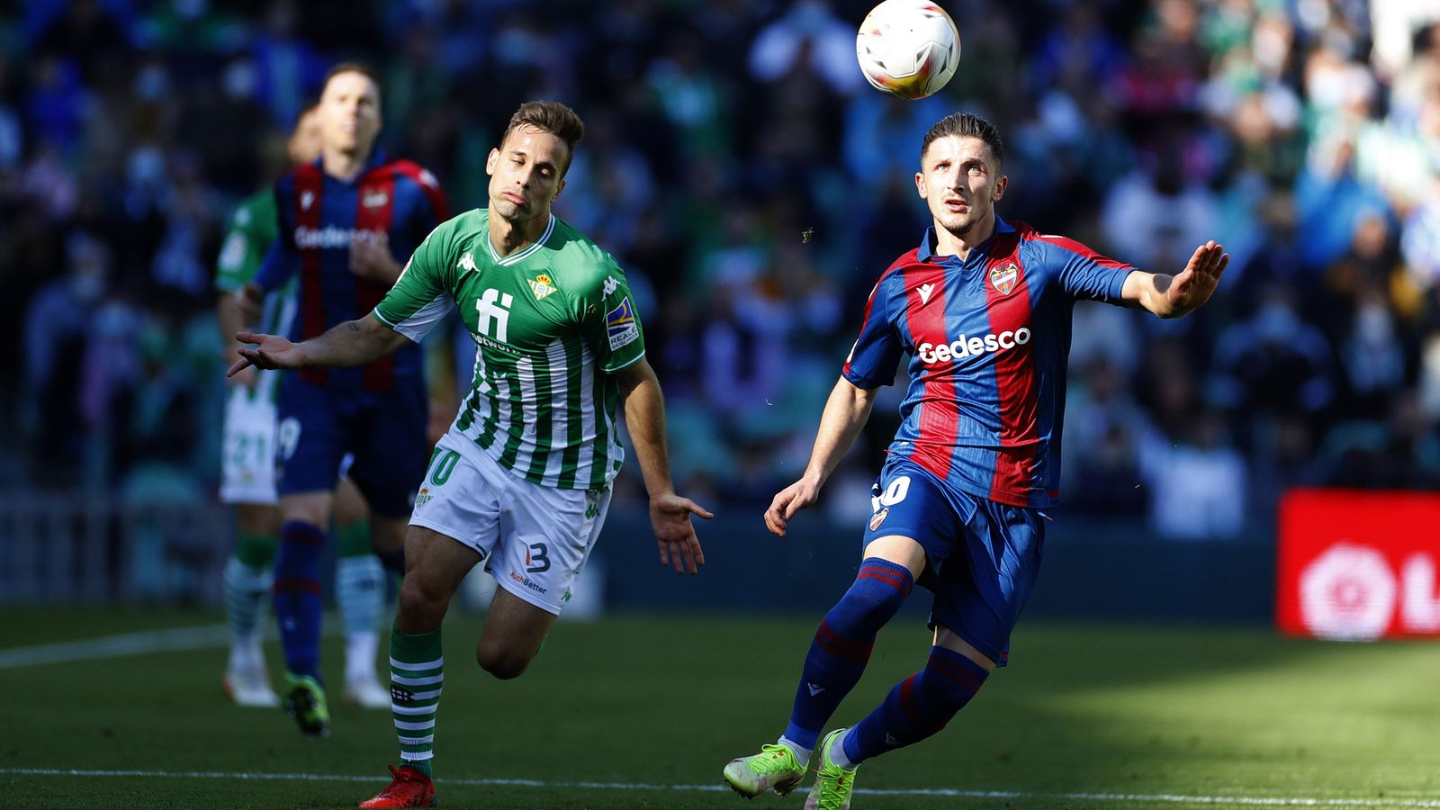 Canales se lamenta en una acción con Bardhi.