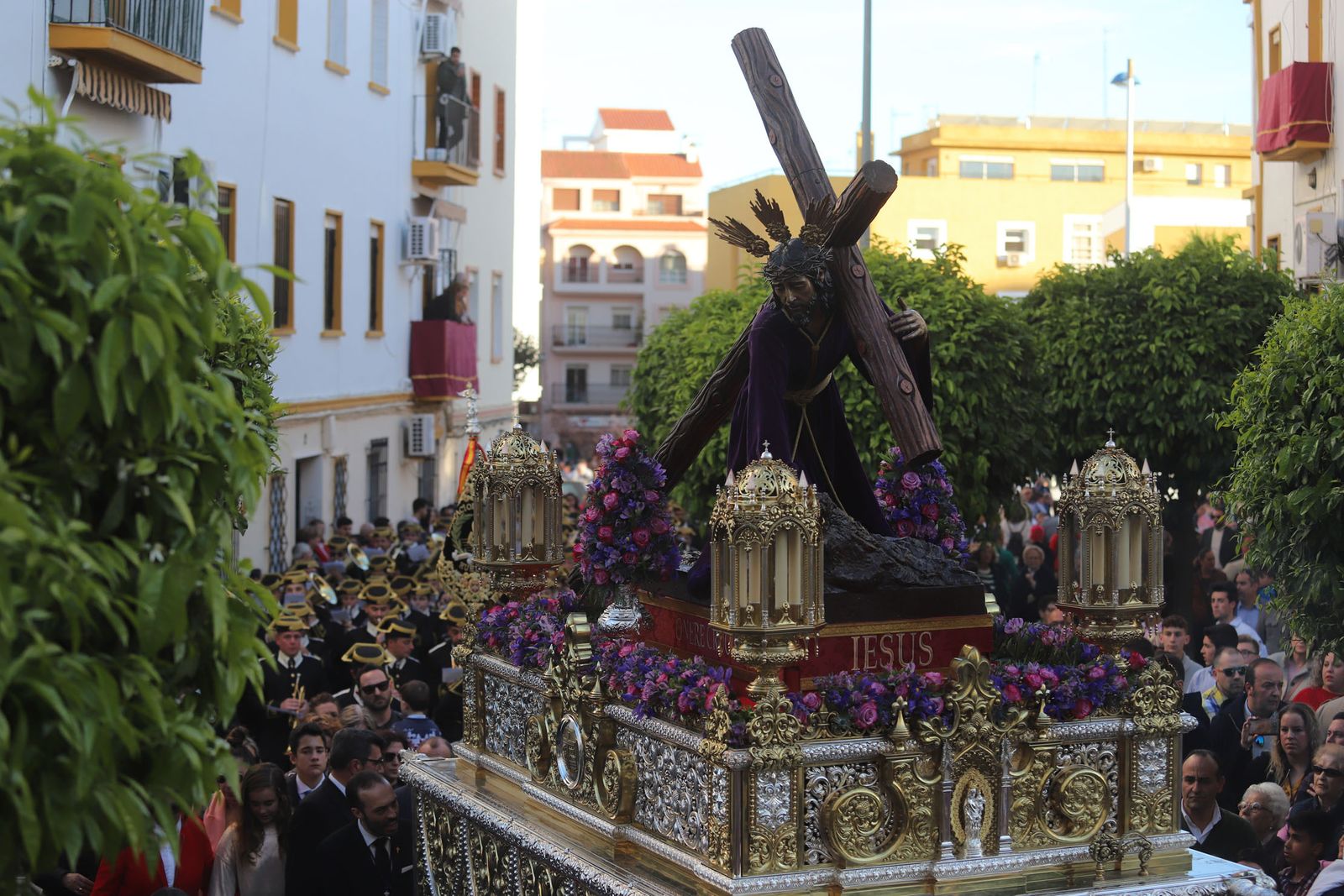 Imágenes del traslado del Cristo de Las Penas en sus Tres Caídas a la Milagrosa