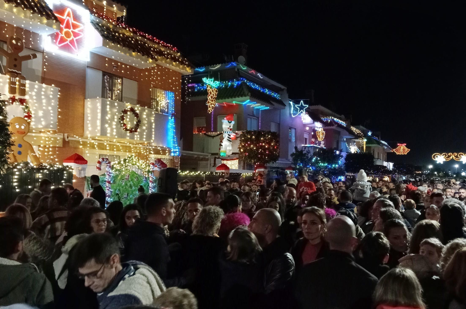 Calle Cumbre de los Milanos, cual barrio americano en Navidad