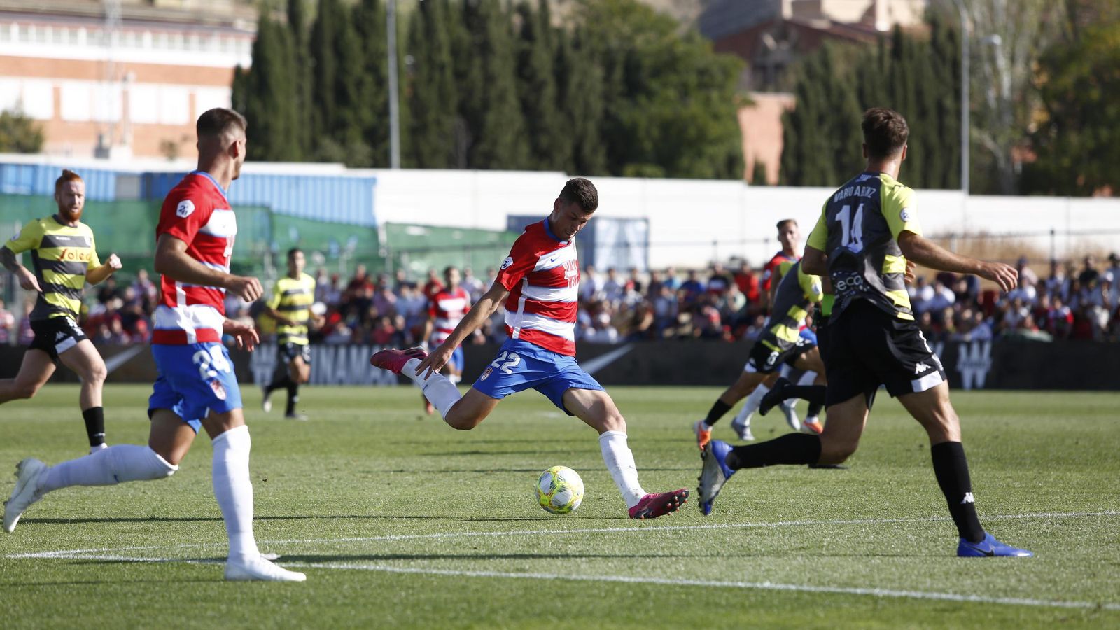 Butzke intenta el disparo en un duelo del filial rojiblanco.