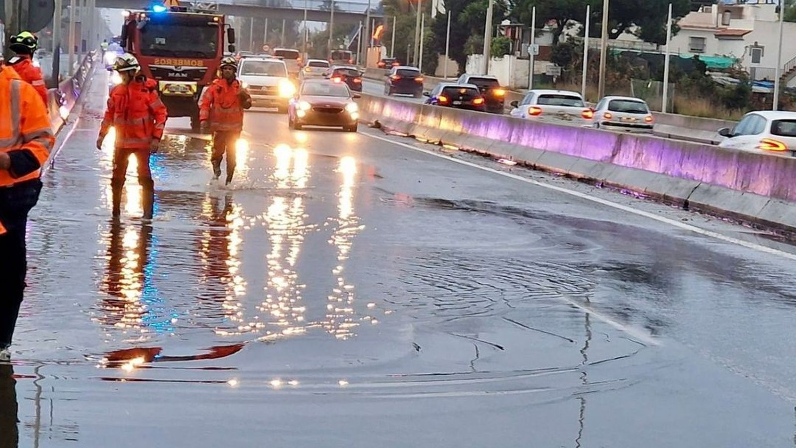 Balsas de agua en la A-7.