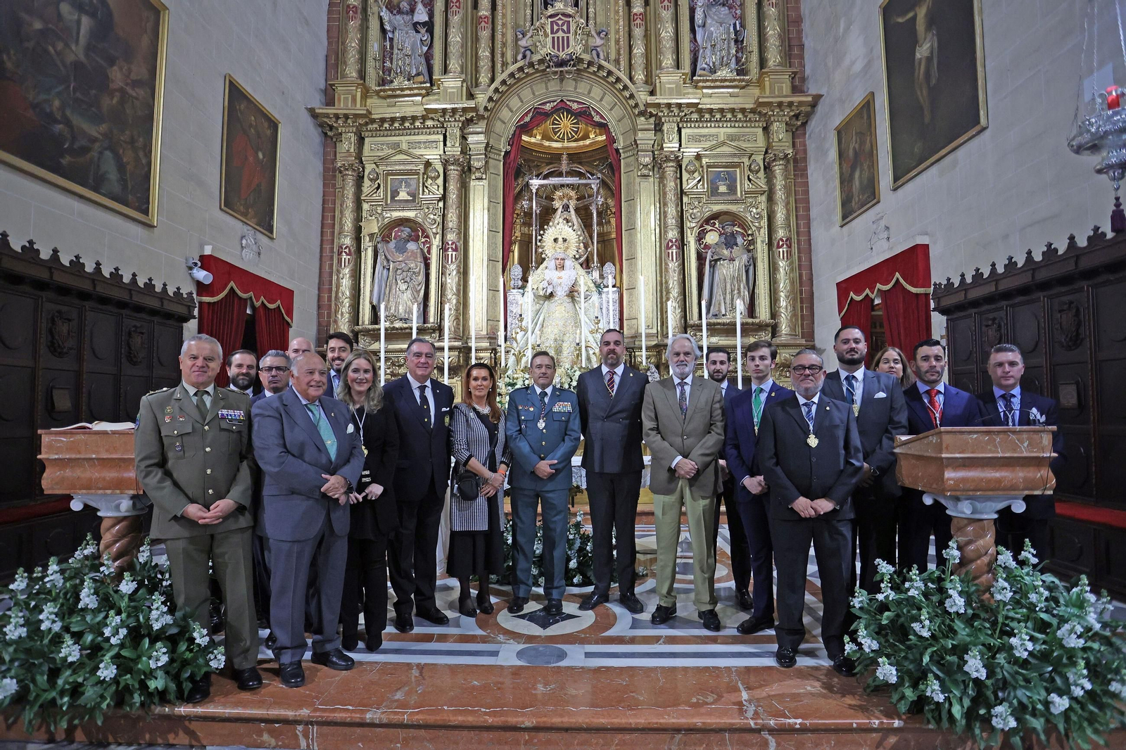 Alfonso Rodríguez del Castillo, general de la Guardia Civil, junto a representantes de la Hermandad del Transporte y autoridades. Alfonso Rodríguez del Castillo, general de la Guardia Civil, junto a representantes de la Hermandad del Transporte y autoridades.