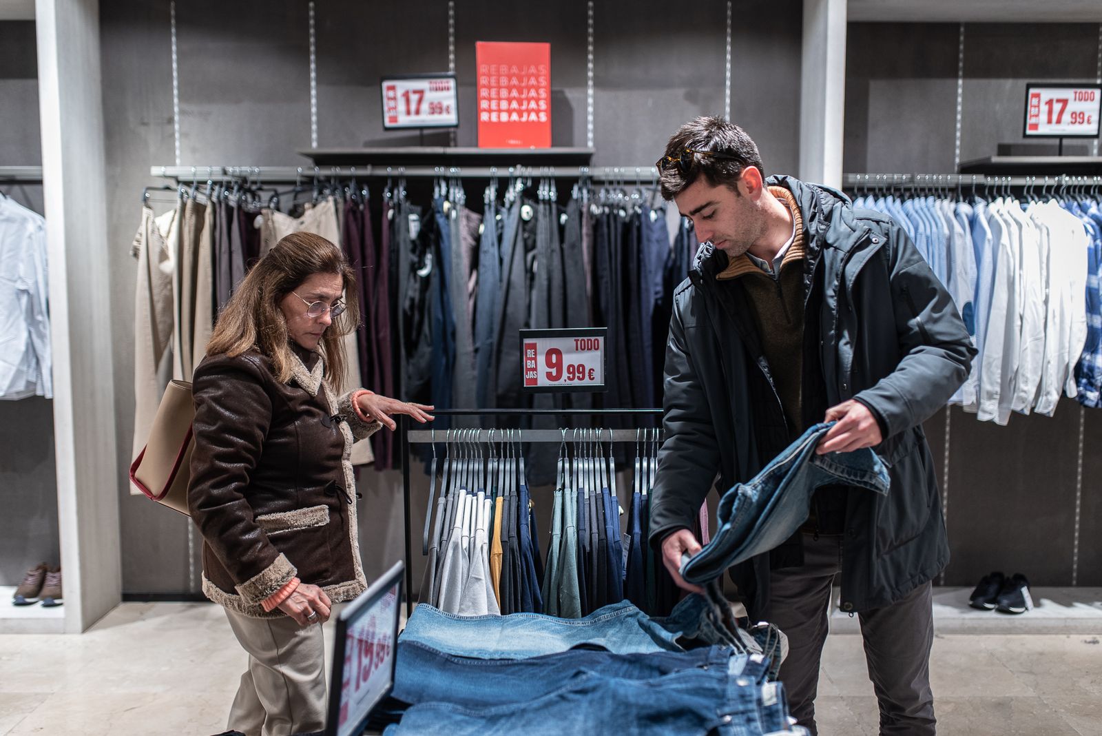 Imágenes del primer día de rebajas en los comercios de Huelva