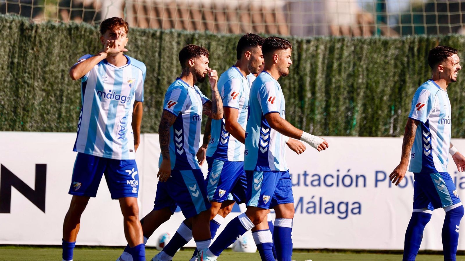 El malaguista Adrián Niño, uno de sus fichajes, celebra su gol que servía para adelantar a los blanquiazules.