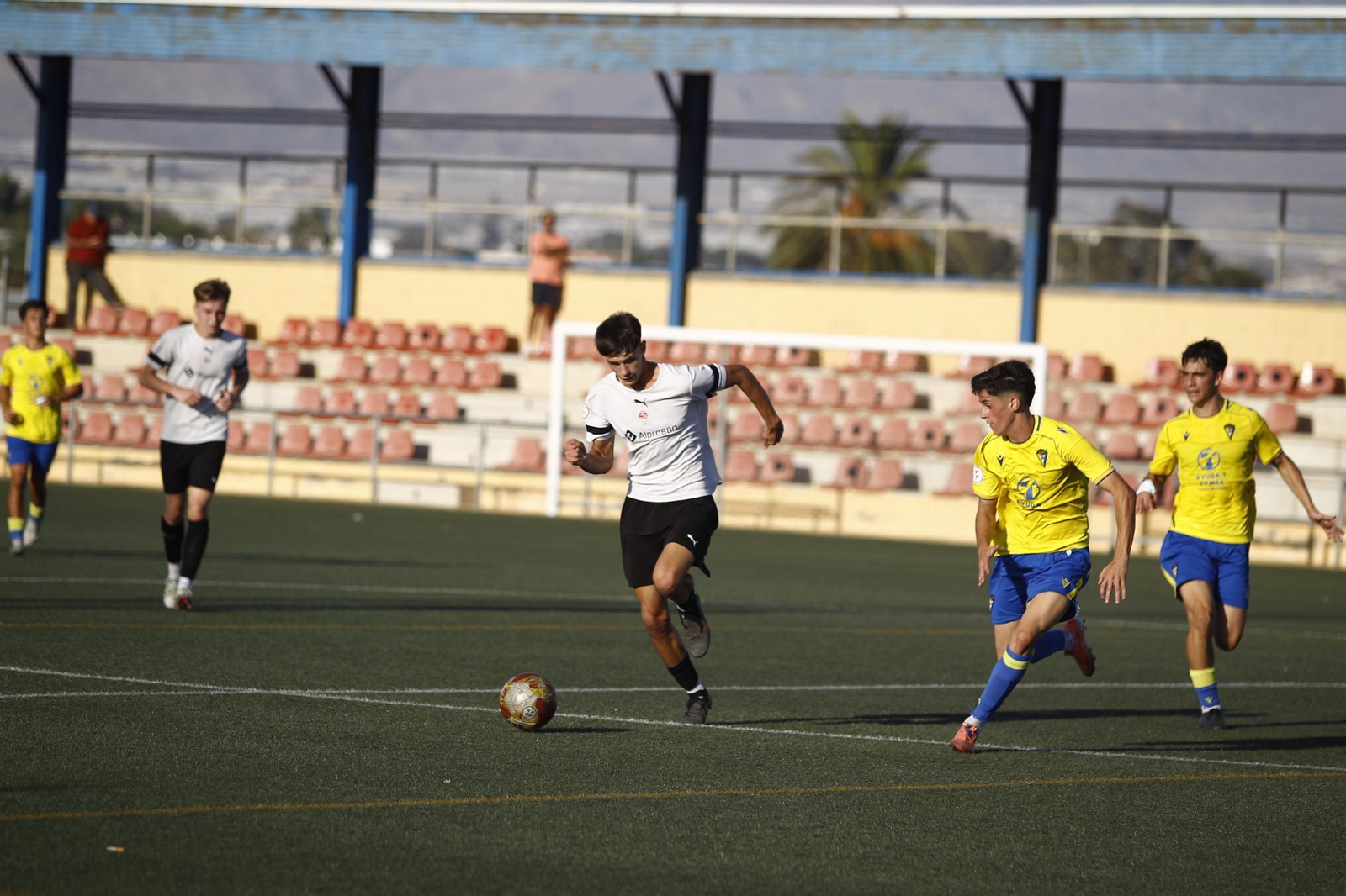 Un jugador cañaero avanza con el balón durante el encuentro de la pasada jornada frente al Cádiz.