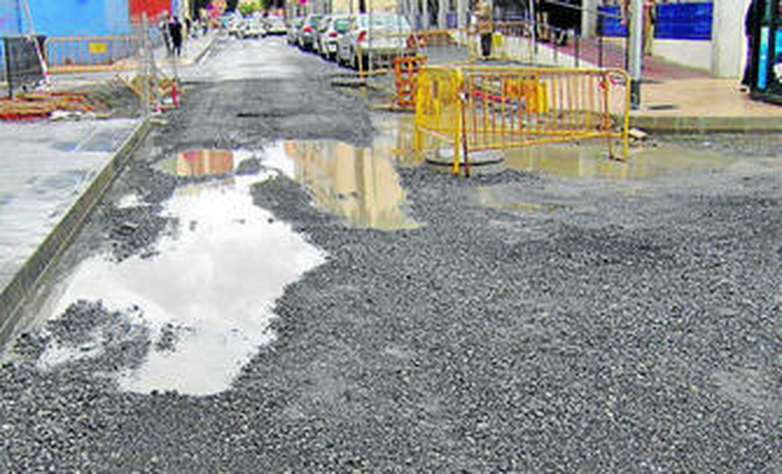 Según los vecinos del barrio, el agua ha entrado a numerosos comercios por las lluvias.