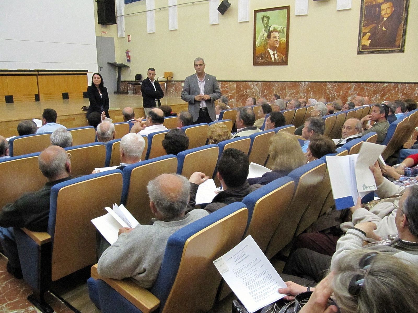 Una reunión de una comunidad de vecinos.