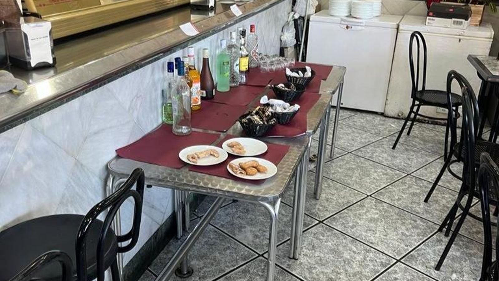 Mesa autoservicio en el bar VIcente durante el Sorteo de Navidad.