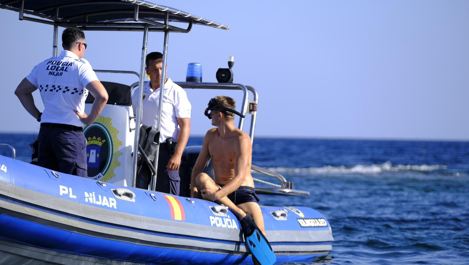 Una jornada con el servicio marítimo de la Policía Local de Níjar, en imágenes