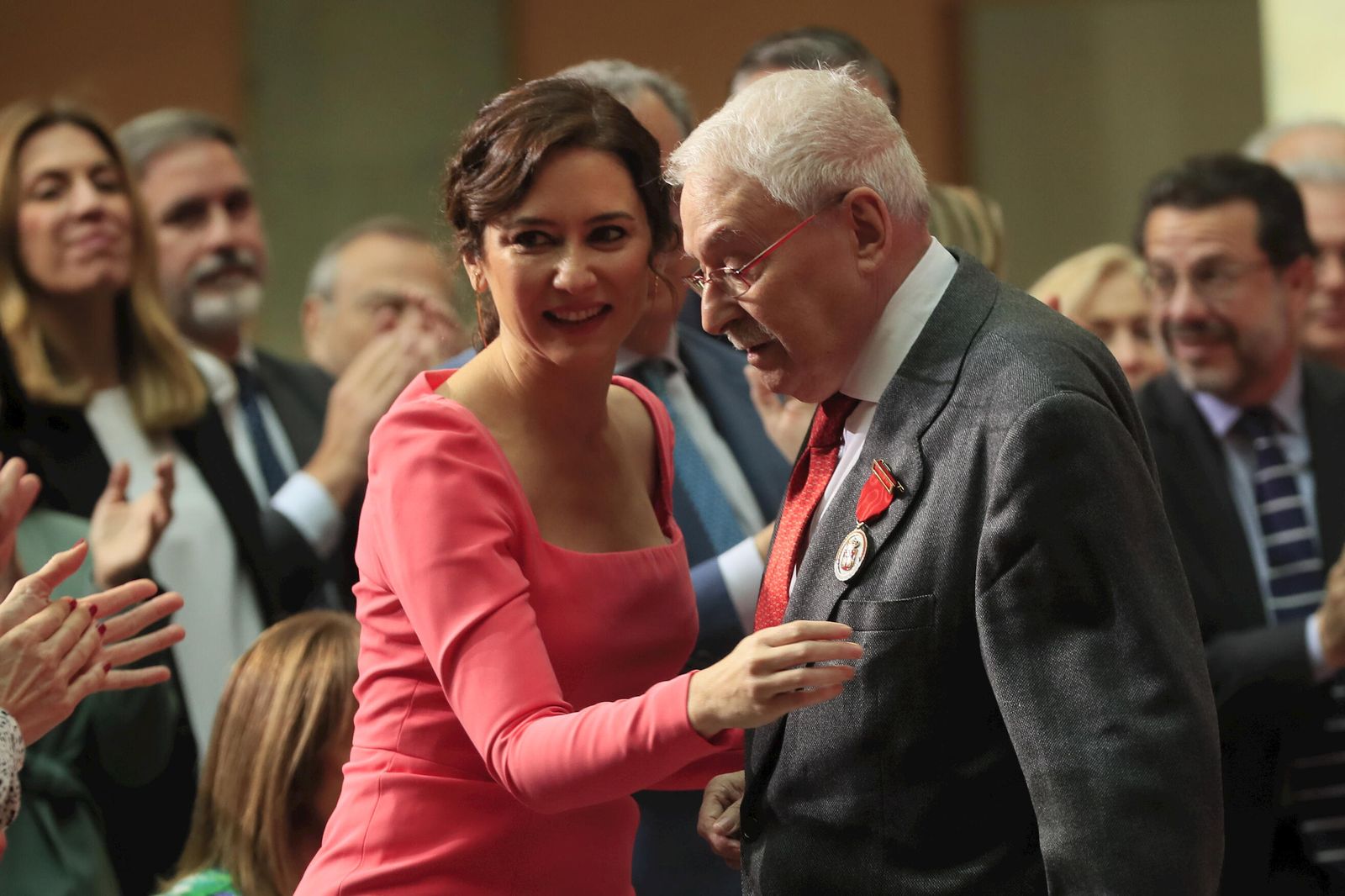 Isabel Díaz Ayuso y Joaquín Leguina, en el 40º aniversario del Estatuto de Autonomía de la Comunidad de Madrid.