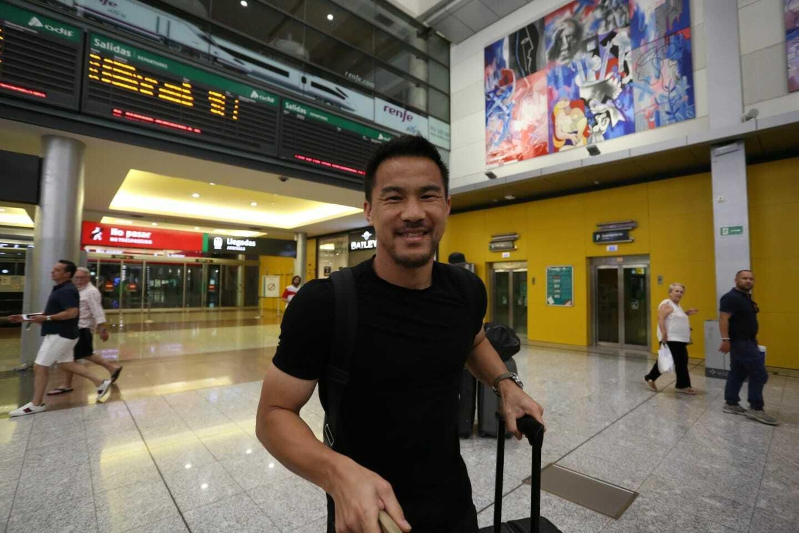 Las fotos de la llegada de Okazaki