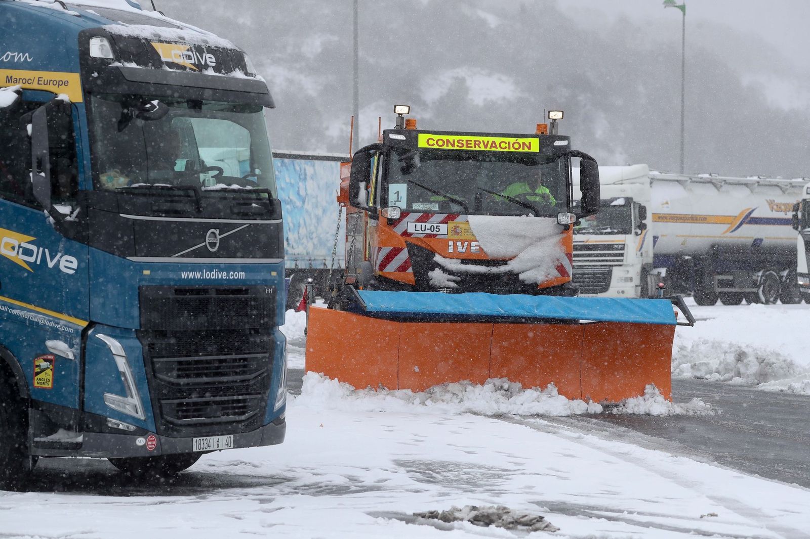 La nieve tiñe de blanco en norte de España