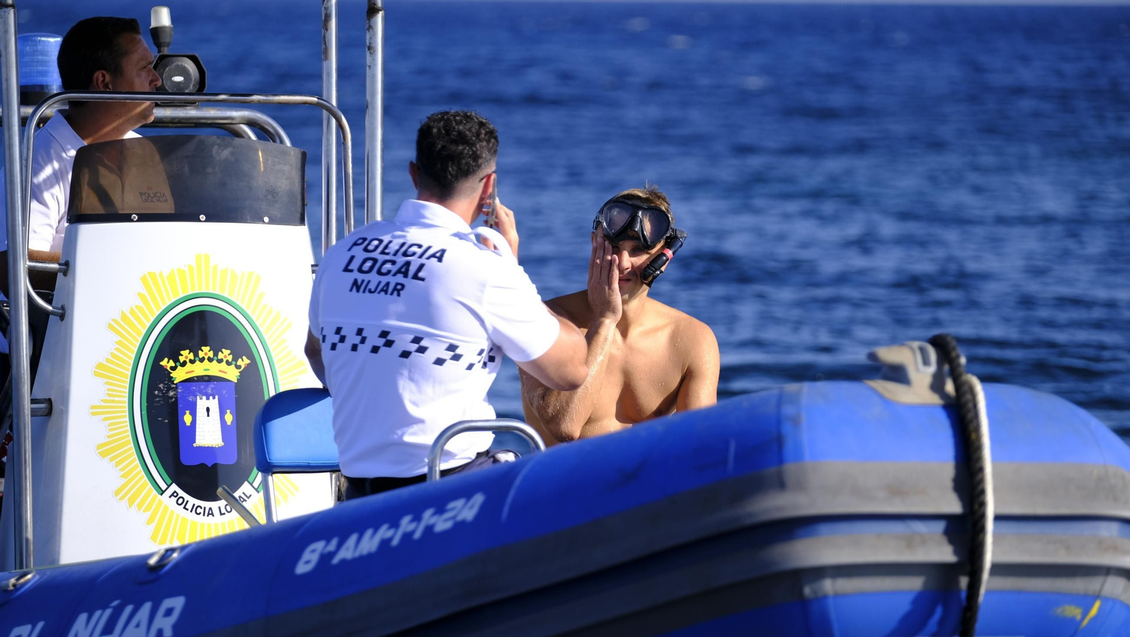 Una jornada con el servicio marítimo de la Policía Local de Níjar, en imágenes
