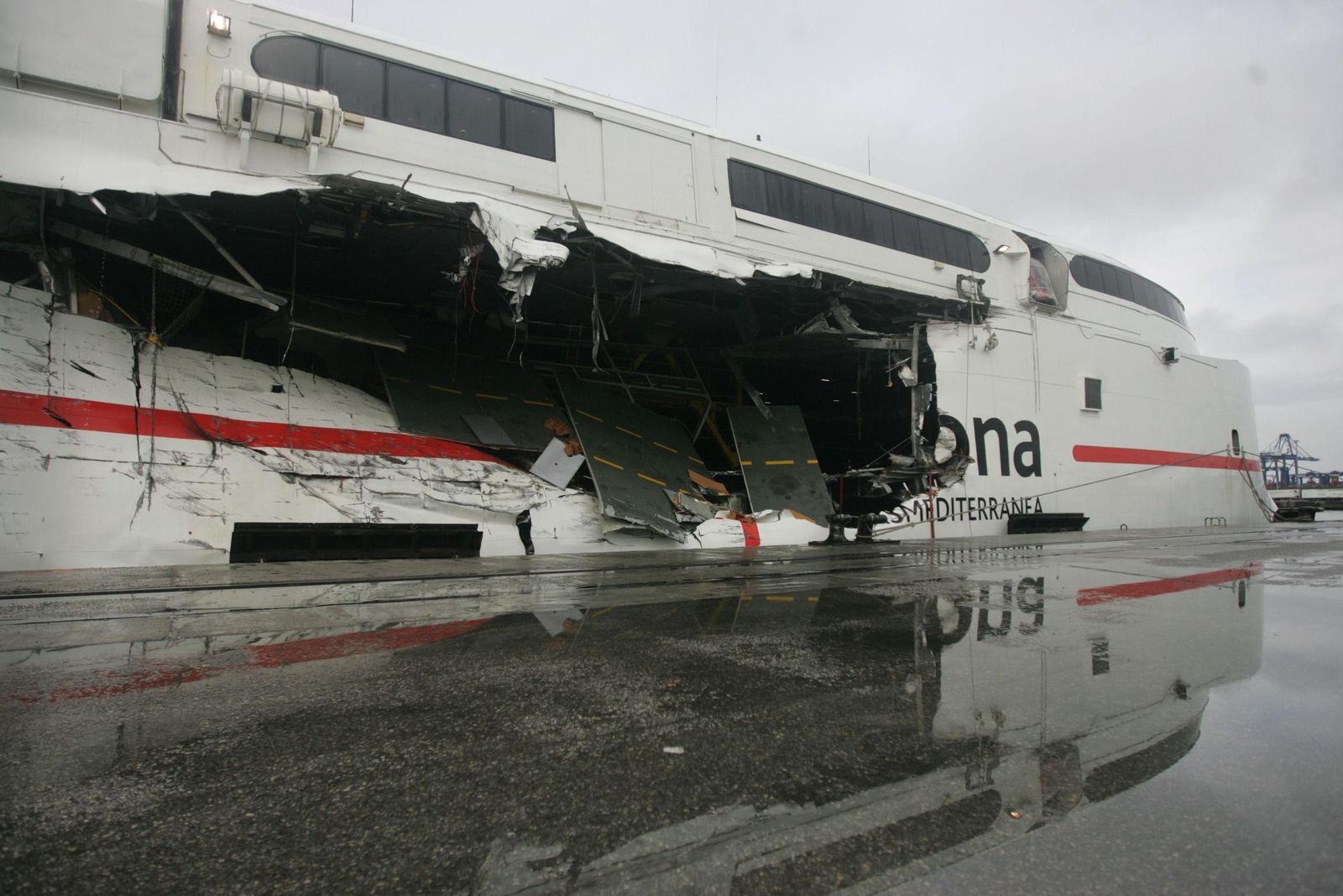 Daños en el ferry 'Milenium dos' tras la colisión, en enero de 2012