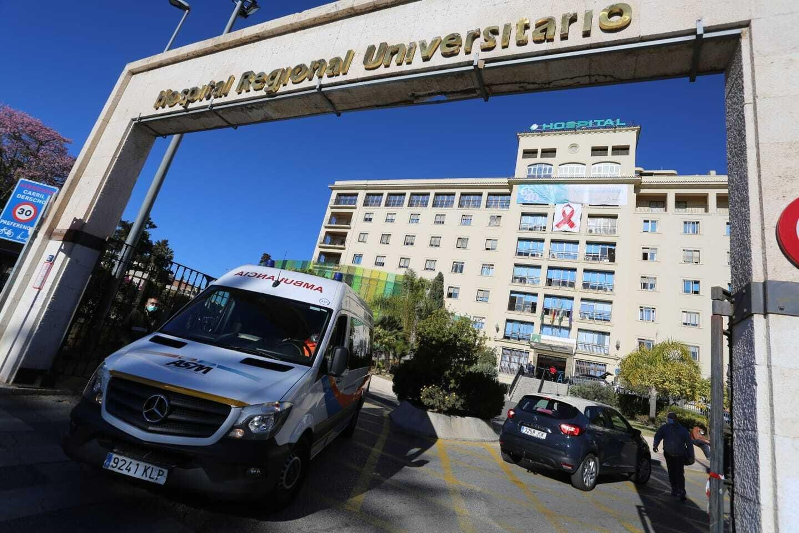 Una ambulancia saliendo del Hospital Regional de Málaga.