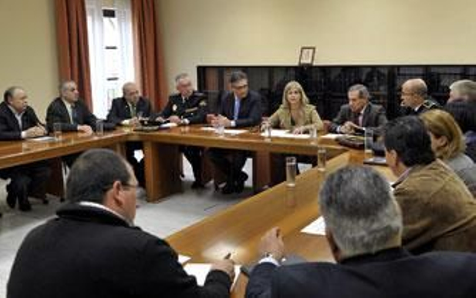 La alcaldesa se dirigió ayer a los miembros de la mesa local de seguridad.