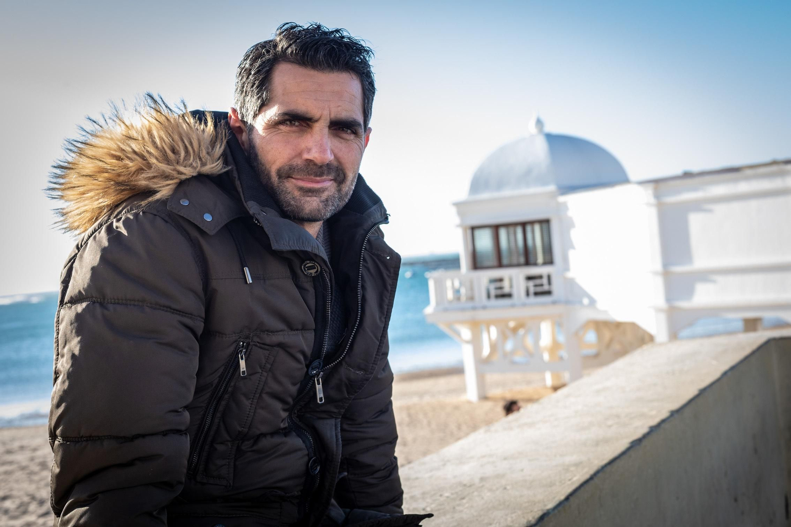 Jesús Bienvenido posa en La Caleta, uno de sus lugares predilectos.