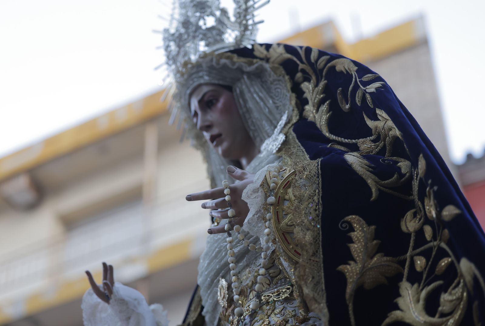 El traslado de los titulares de la Hermandad de la Redención a la iglesia de Santiago, en fotos