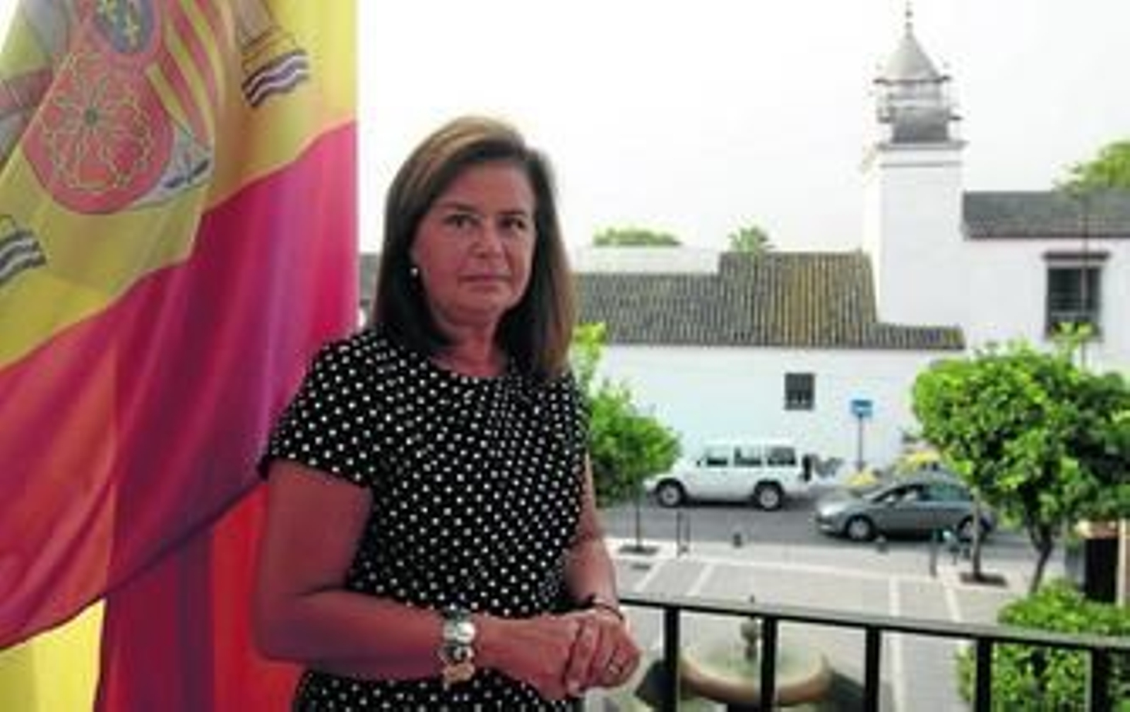 La alcaldesa de Palomares del Río, Dolores Rodríguez, en el balcón de su despacho.
