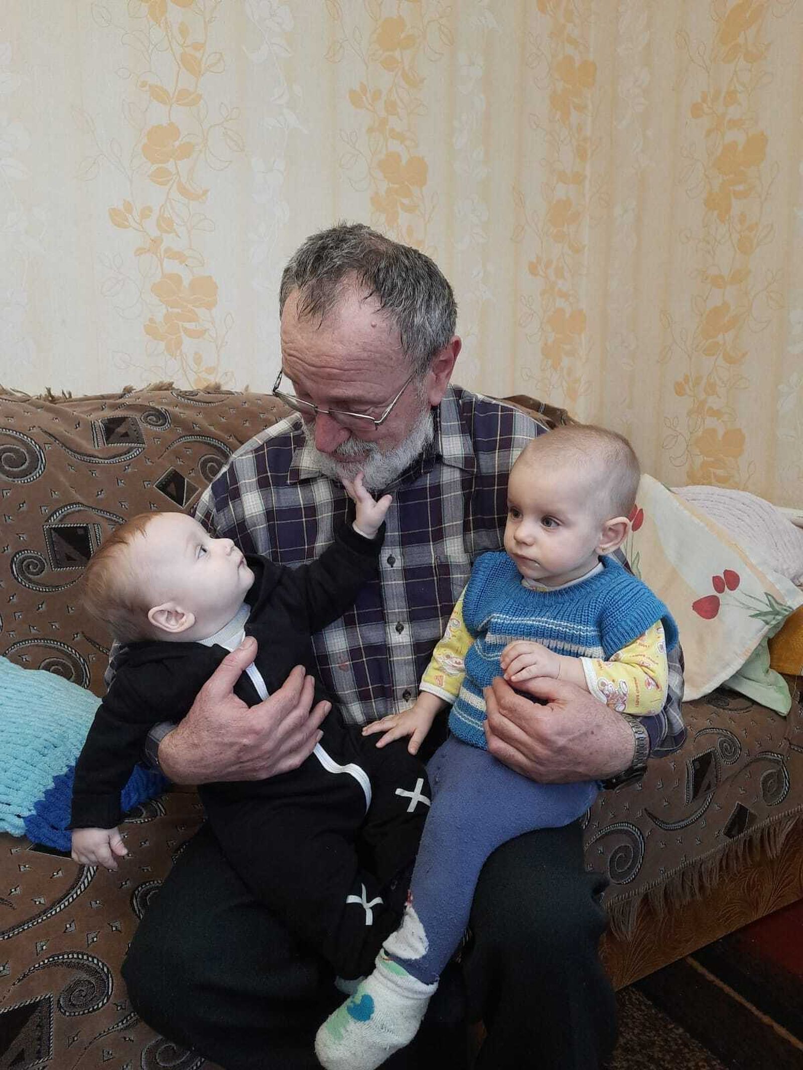 León, el hijo de Alejandra, con su abuelo y su primo.