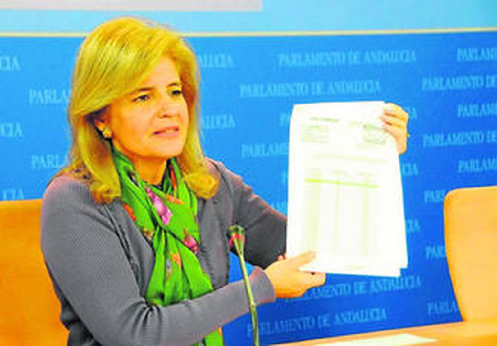 La portavoz del PP en el Parlamento andaluz, Esperanza Oña, muestra un documento que respalda sus quejas.