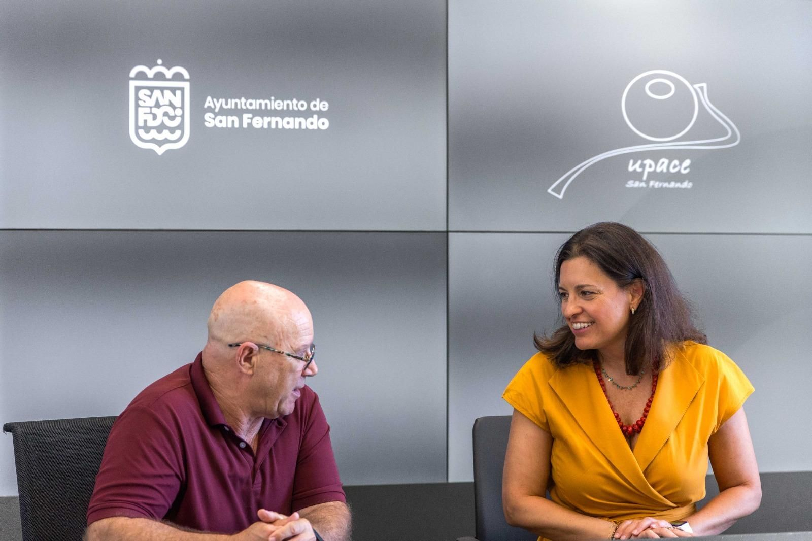 La alcaldesa y el presidente de UPACE San Fernando, tras la firma del convenio.