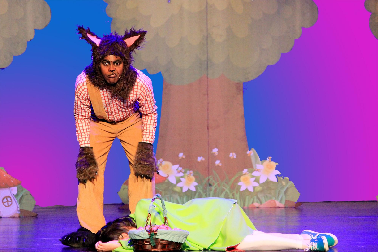 El lobo, junto a las tres caperucitas coloreadas de diferentes tonos, protagonizan esta función.