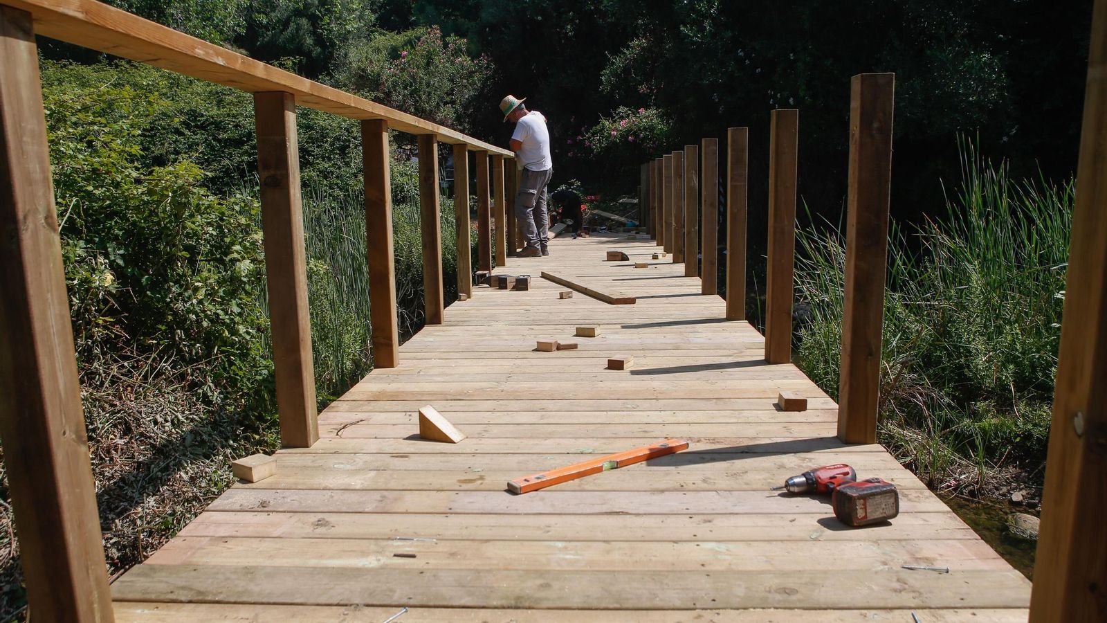 Trabajos en la pasarela provisional del río Pícaro, el pasado verano.