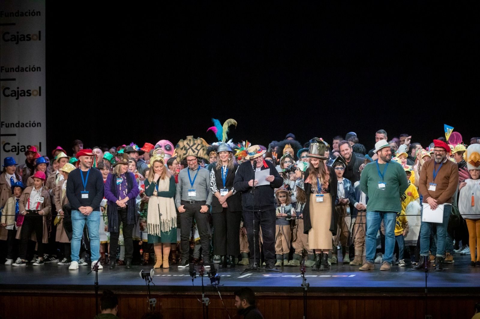 El jurado emitiendo el fallo con todas las agrupaciones infantiles detrás.