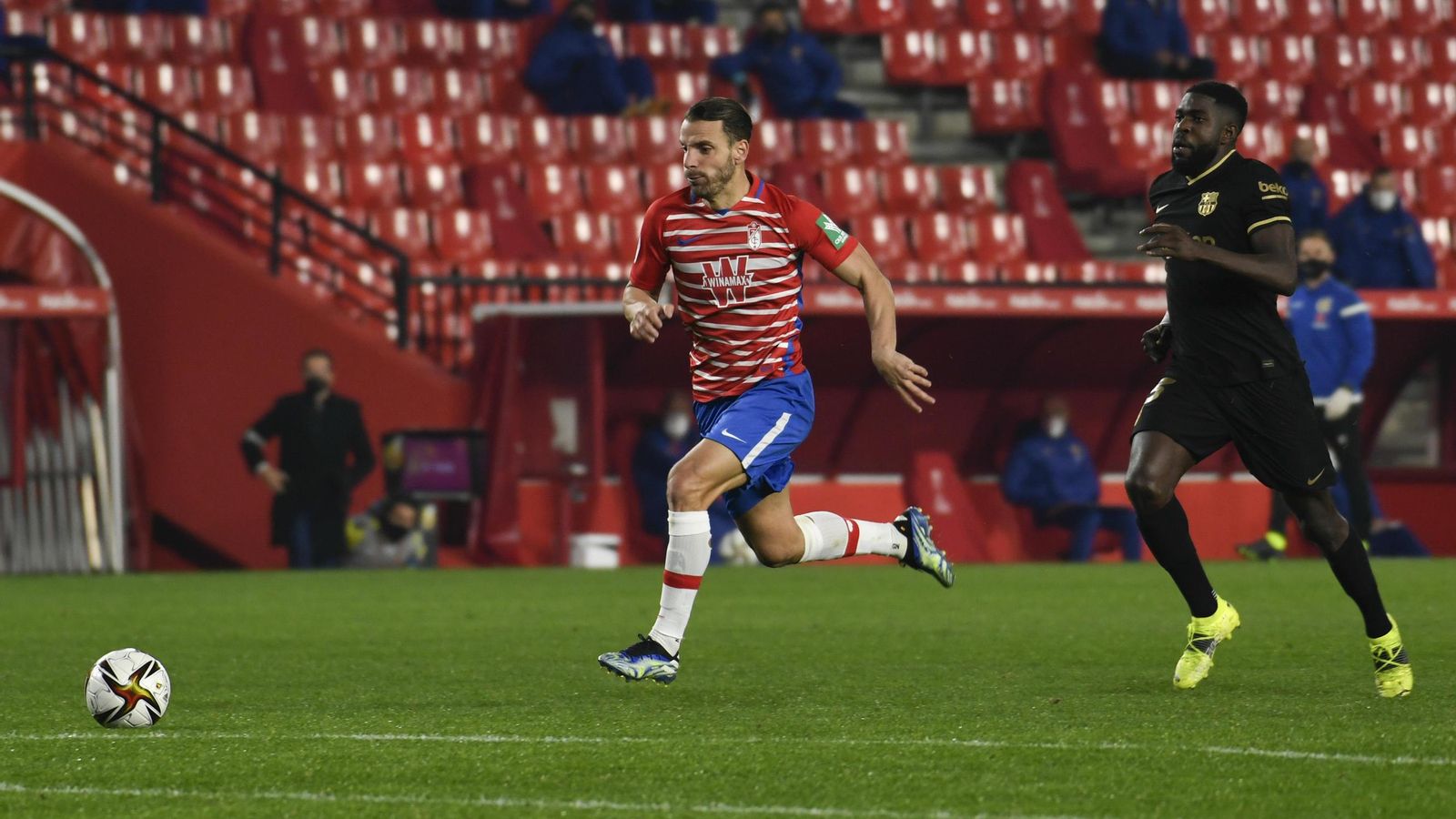 Soldado le gana por velocidad a Umtiti en la acción del segundo tanto rojiblanco.