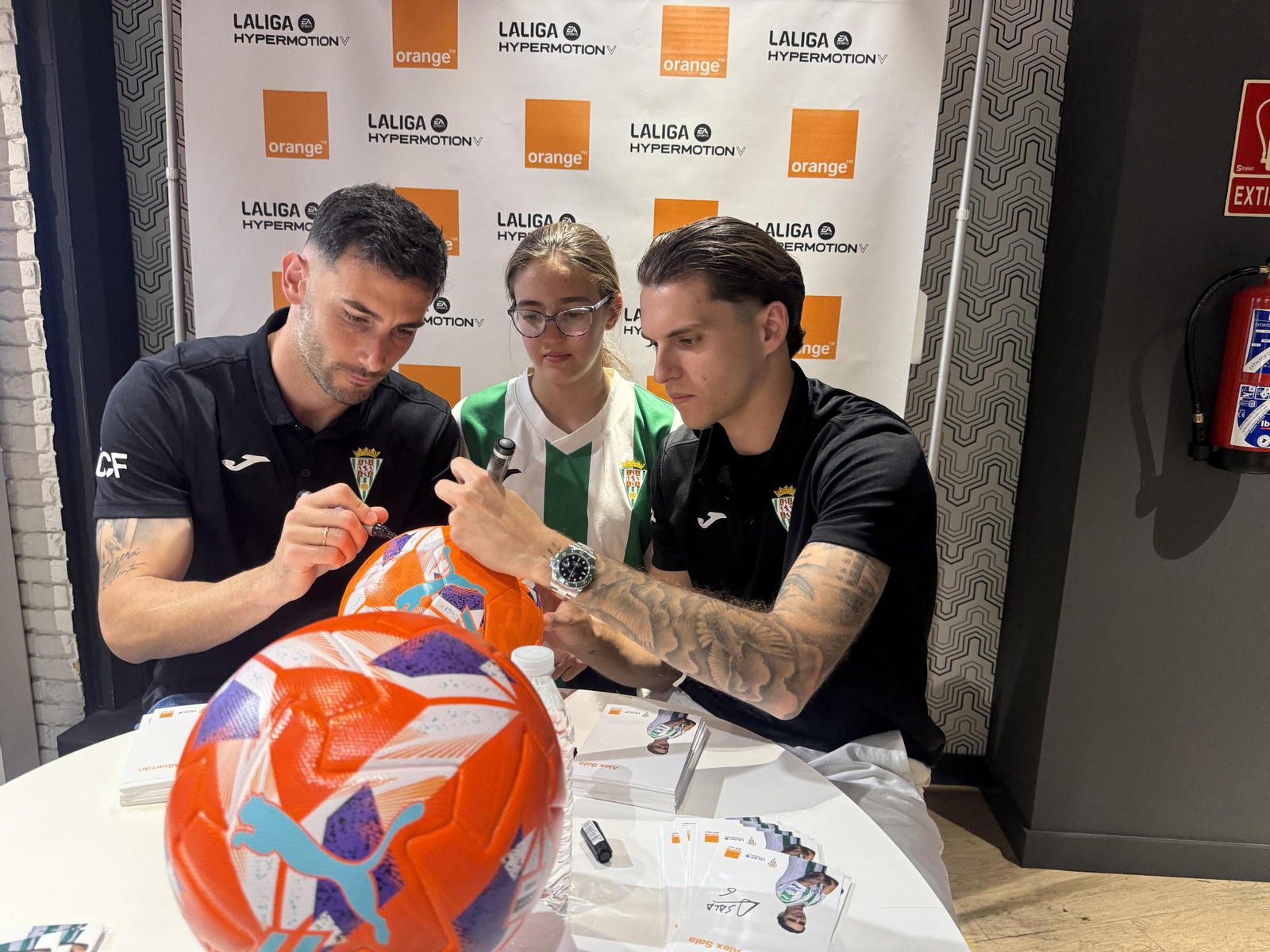 La afición del Córdoba CF enloquece con Álex Sala y Albarrán en el centro de la ciudad