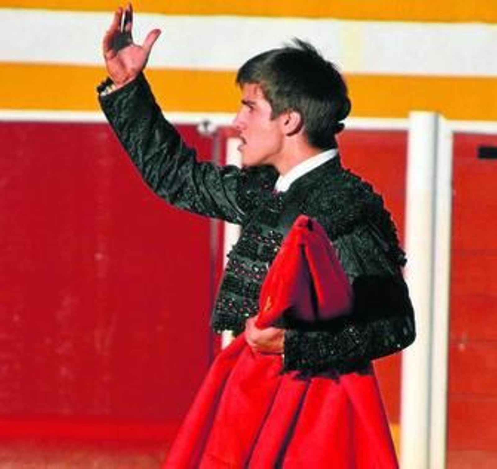 El novillero onubense Emilio Silvera, saludando al público. El novillero onubense Emilio Silvera, saludando al público.