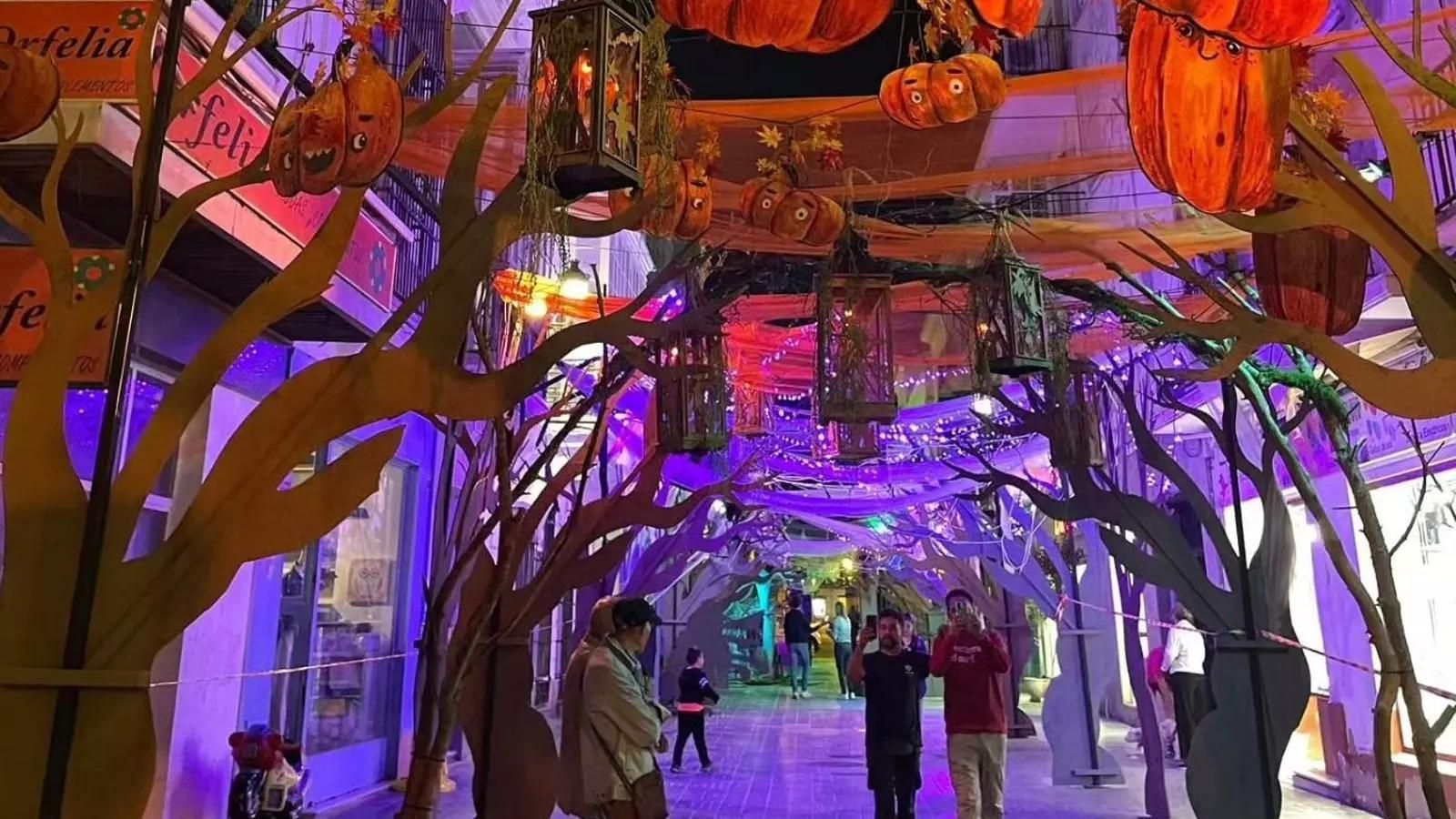 Una calle decorada por Halloween en El Puerto
