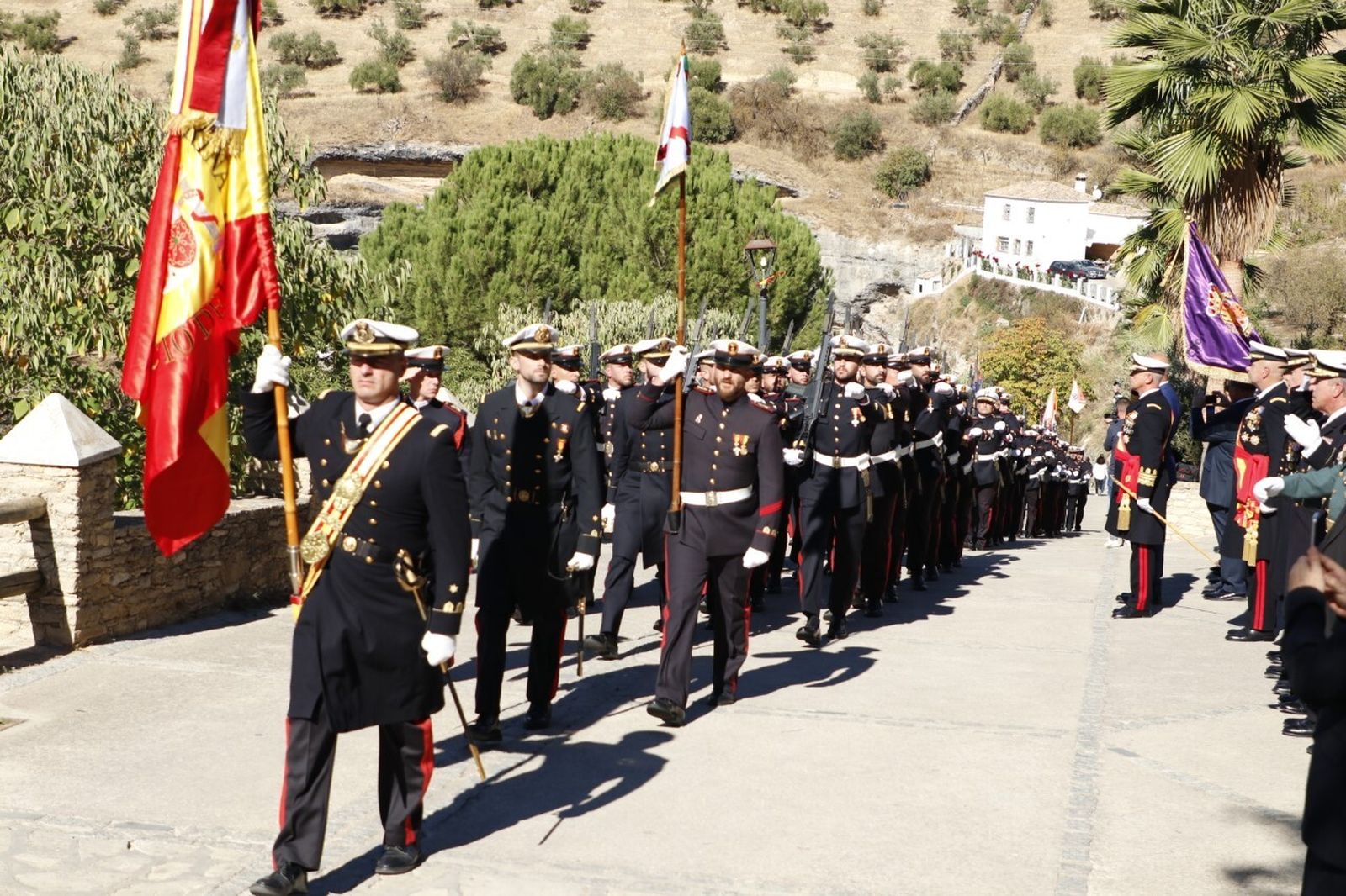 La fuerza de Infantería Marina desfila por Setenil.