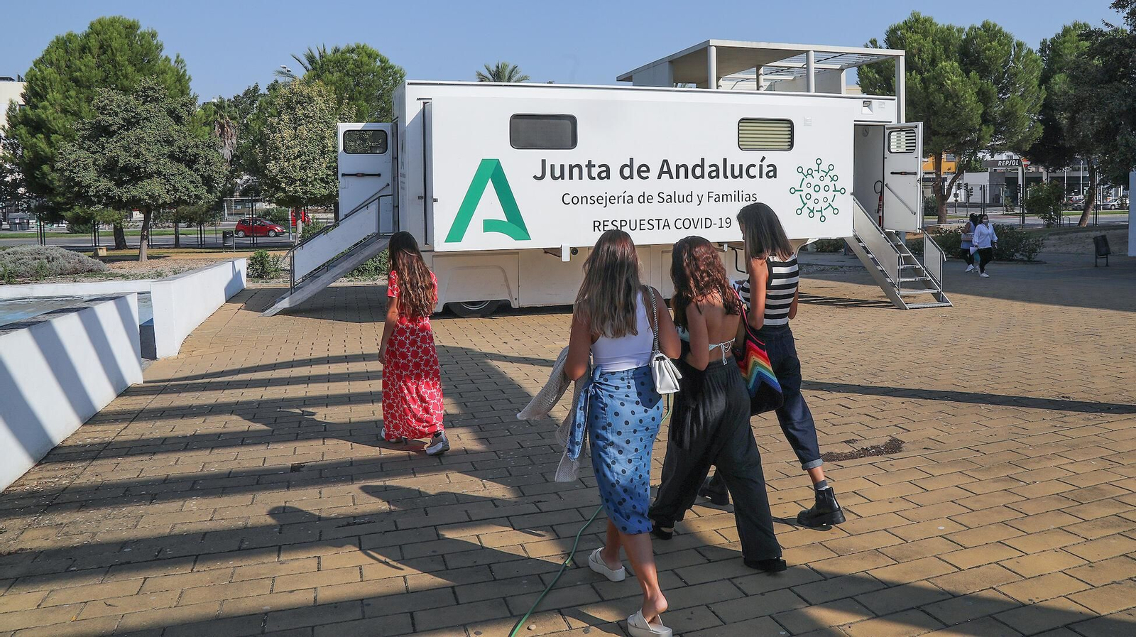 Un punto de vacunación móvil instalado en el Campus de Jerez