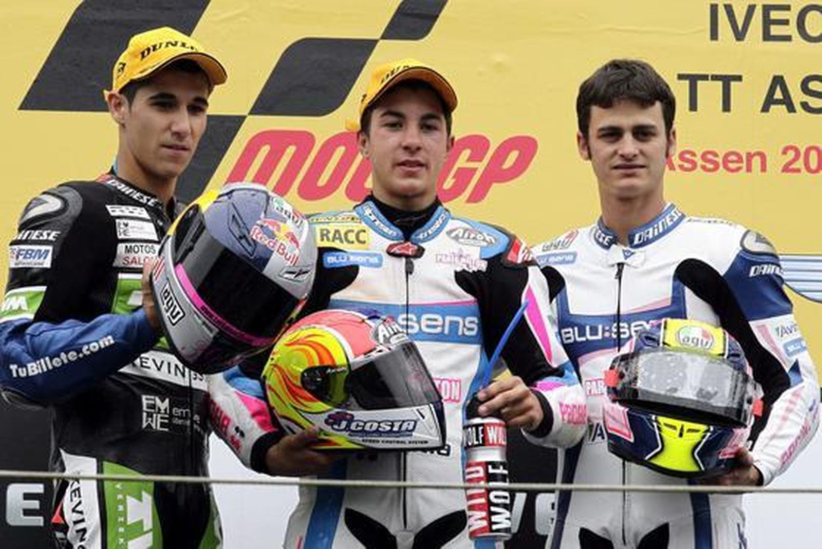 El podio del Gran Premio de Holanda de 125 cc, con pleno español. En el centro, el ganador, Maverick Viñales. A la derecha Luis Salom, segundo, y a la izquierda Sergio Gadea, tercero.

Foto: EFE