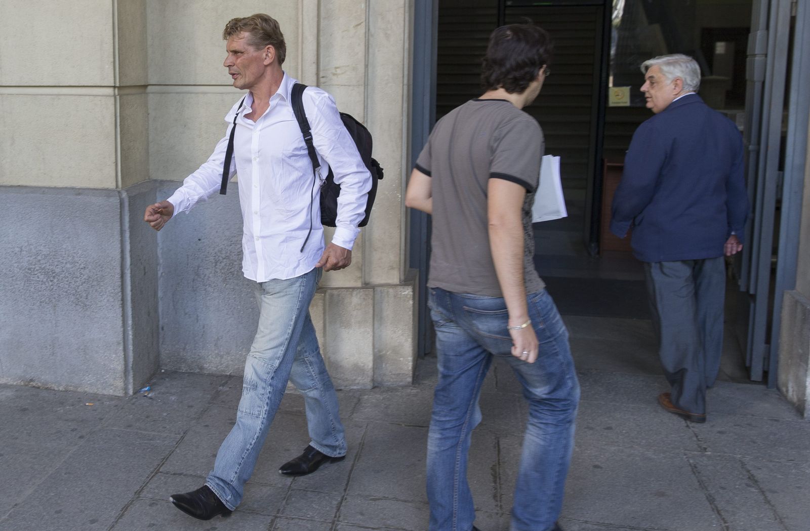 Dominique Philippeaux sale de los juzgados de Sevilla.