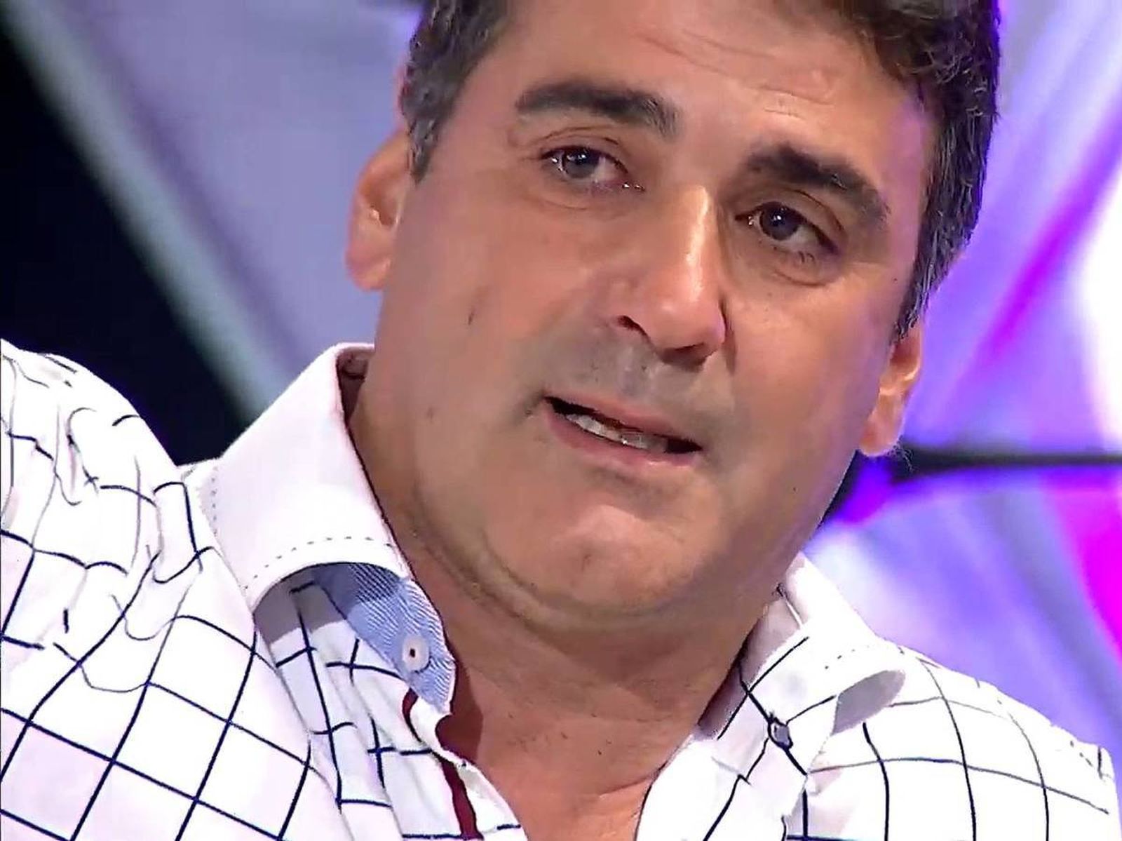 Jesús llora emocionado.