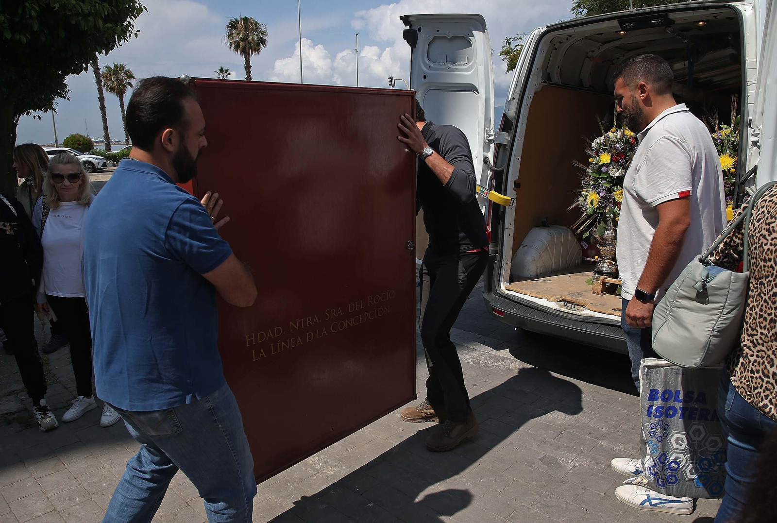 El inicio de la peregrinación hacia Almonte de la Hermandad del Rocío de La Línea en imágenes