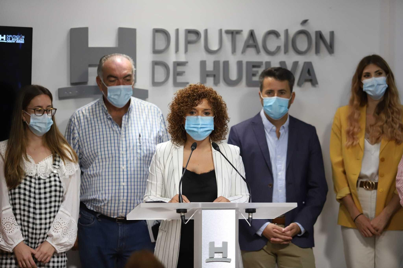 María Eugenia Limón con algunos de los representantes de las empresas que participarán en el Salón Gourmet.