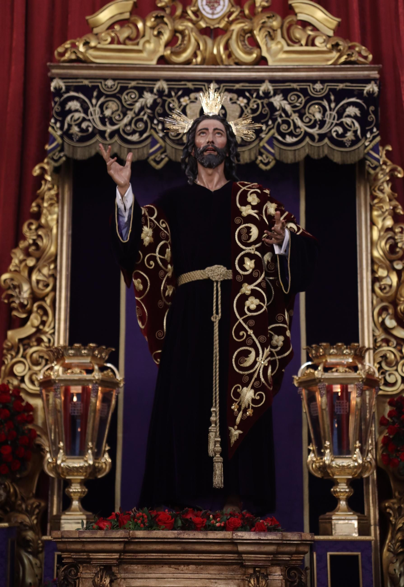Sevilla acaricia la Semana Santa en un Domingo de Pasión lleno de cultos