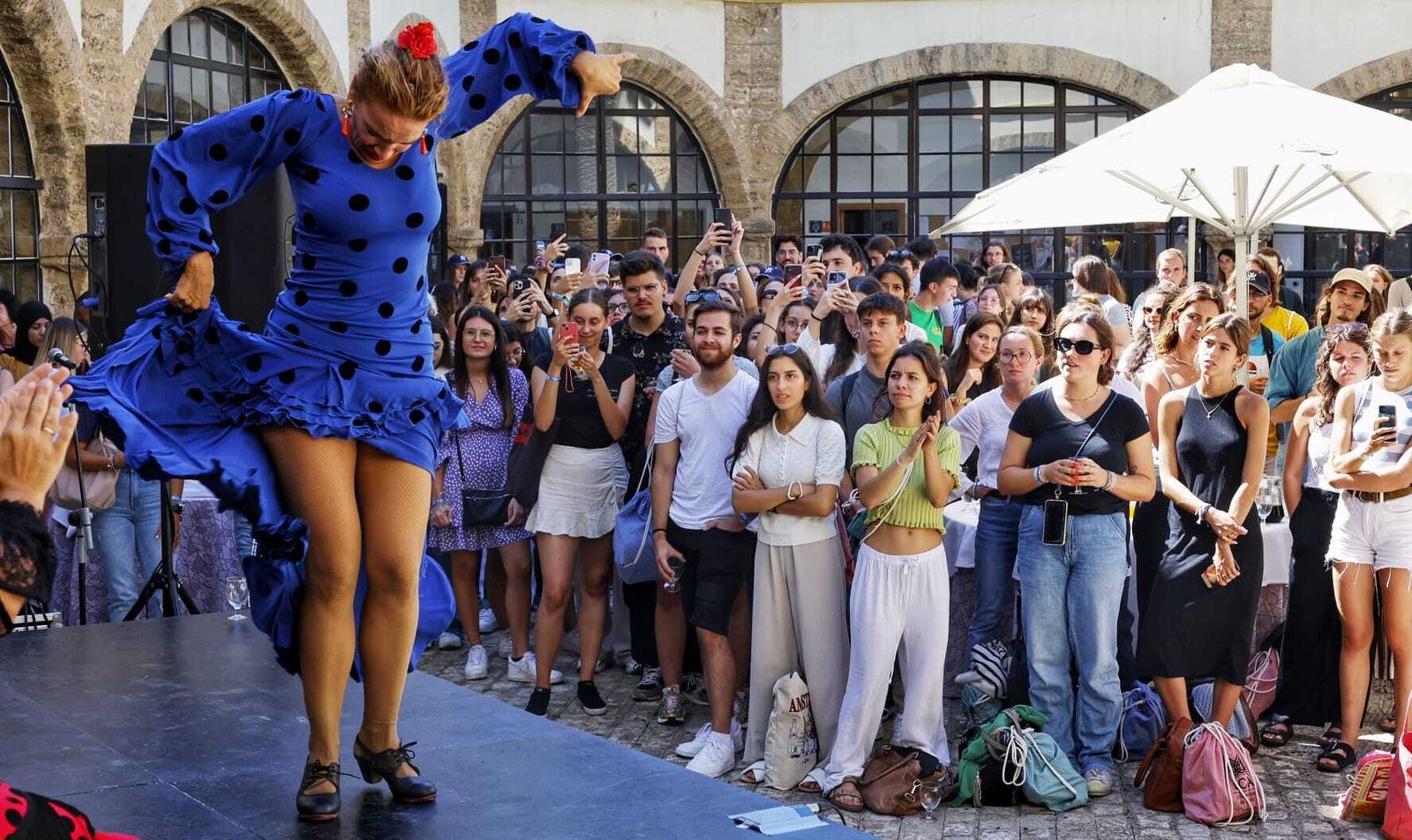 La bailaora Jessica Brea, durante su actuación para los alumnos de Erasmus en la Facultad de Filosofía y Letras de la UCA.