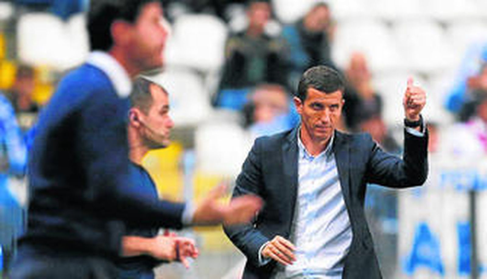 Javi Gracia reconoce una buena acción de uno de sus futbolistas durante el choque contra el Deportivo.