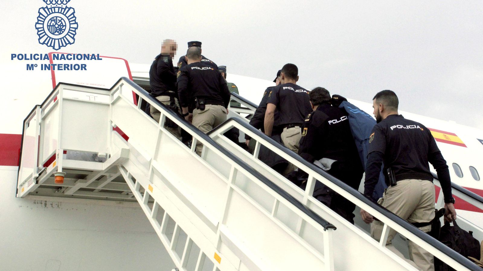 Policías españoles se embarcan hacia Afganistán tras el atentado a la Embajada.