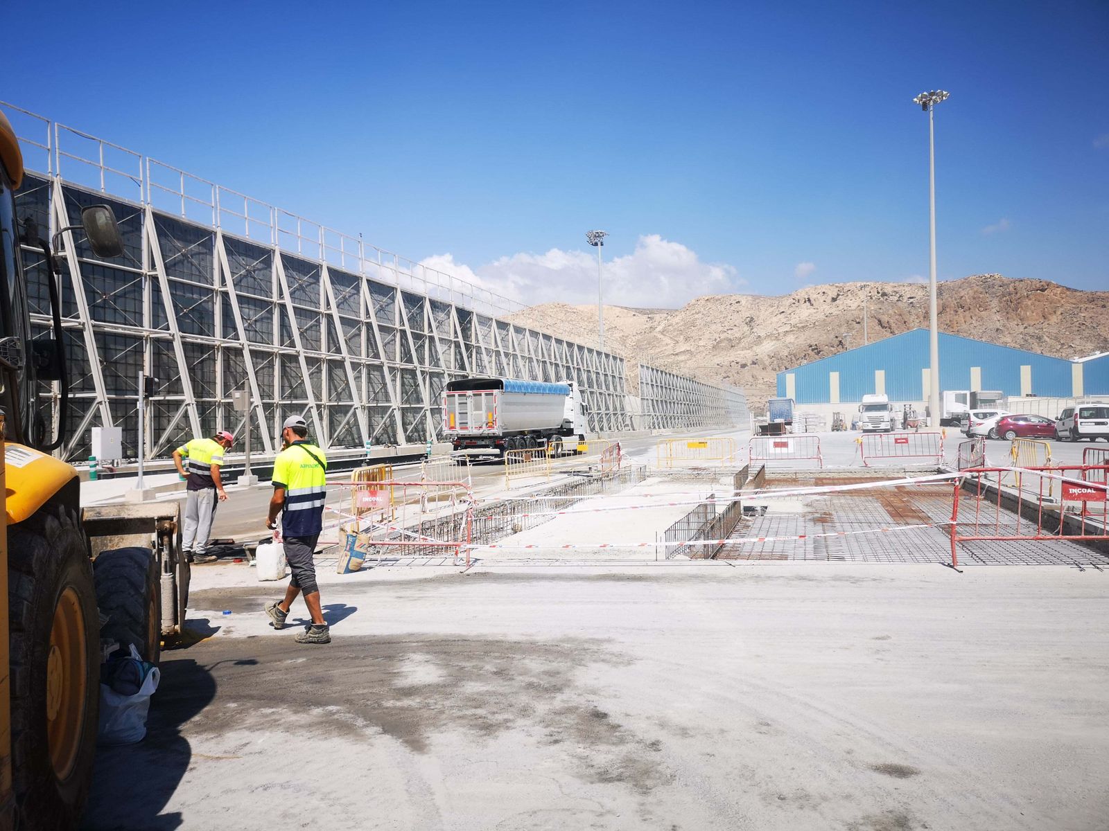 Estado de las obras de instalación de dos estaciones lava-ruedas en el Puerto de Almería.
