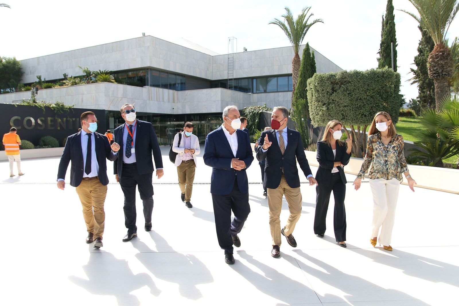 Las imágenes de la visita de Bendodo a Cosentino y la firma de la adenda con Extenda y la AEMA