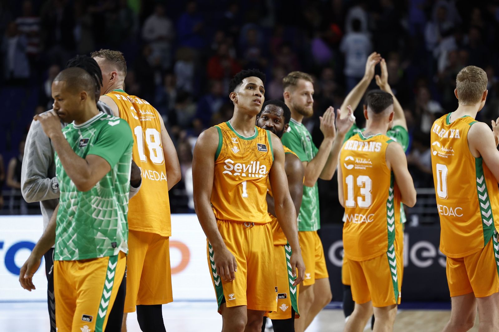 Los jugadores del Betis Baloncesto, en el parqué del Wizink Center tras consumarse el descenso.