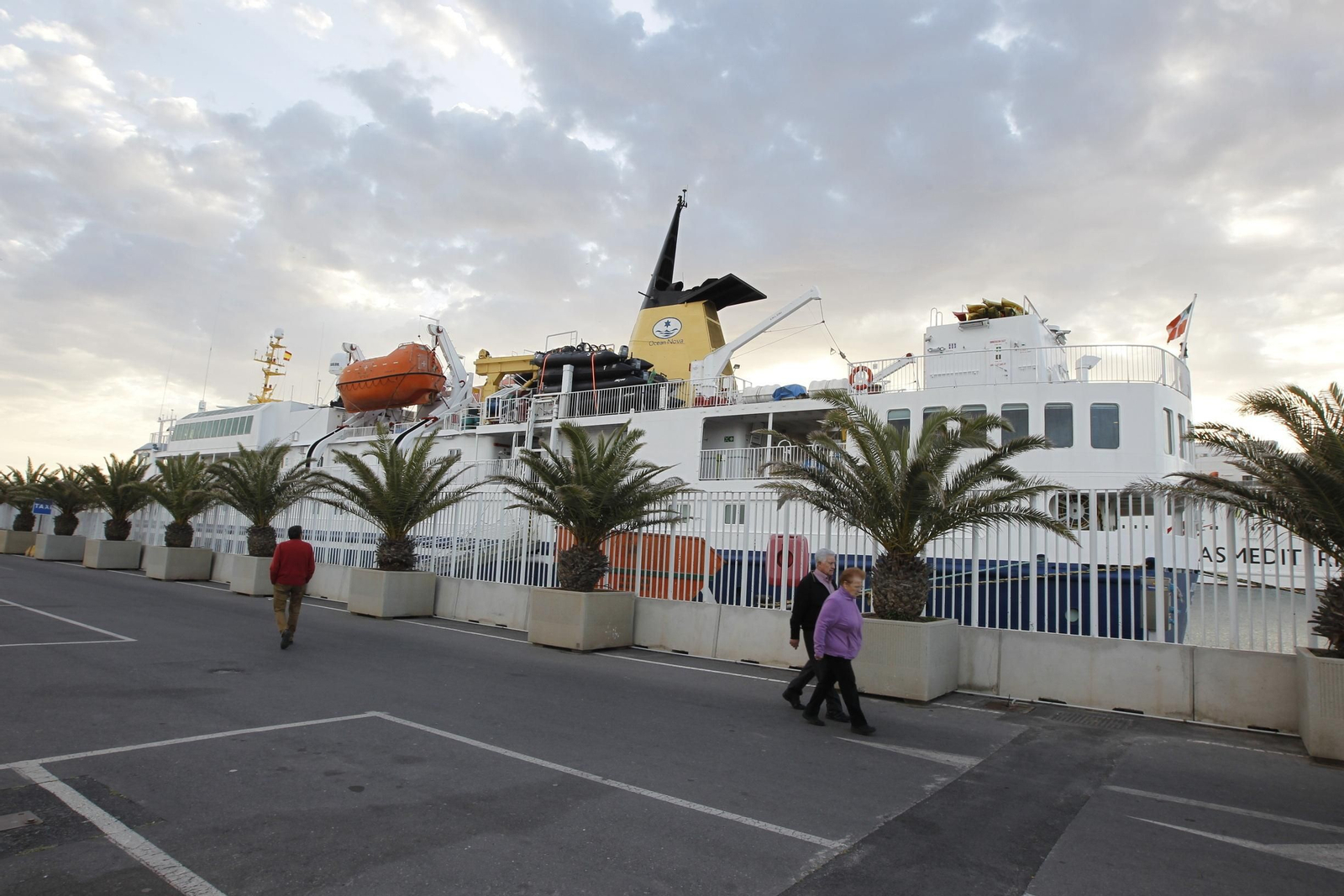 El crucero 'Ocean Nova' atracó ayer en el Puerto de Almería.
