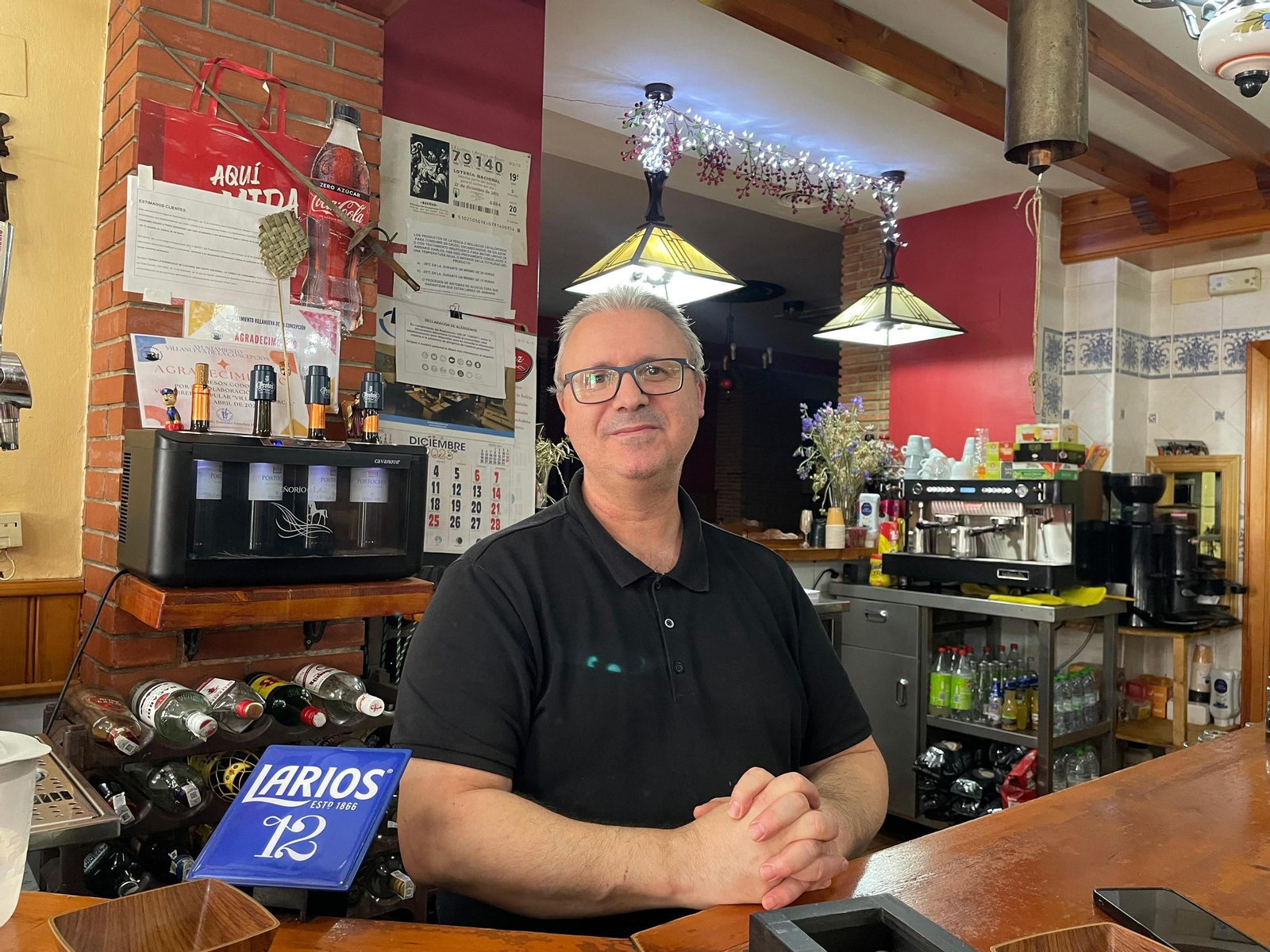 Carlos Godoy, uno de los ganadores del Gordo en 2015 con el décimo a sus espaldas en Villanueva de la Concepción (Málaga)